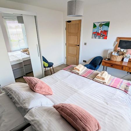 Cosy Guest Room In A Family Home With Free Parking EDI Kültér fotó